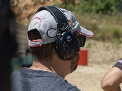 Gli sfidanti indossano obbligatoriamente occhiali protettivi, cappelli e cuffie...
